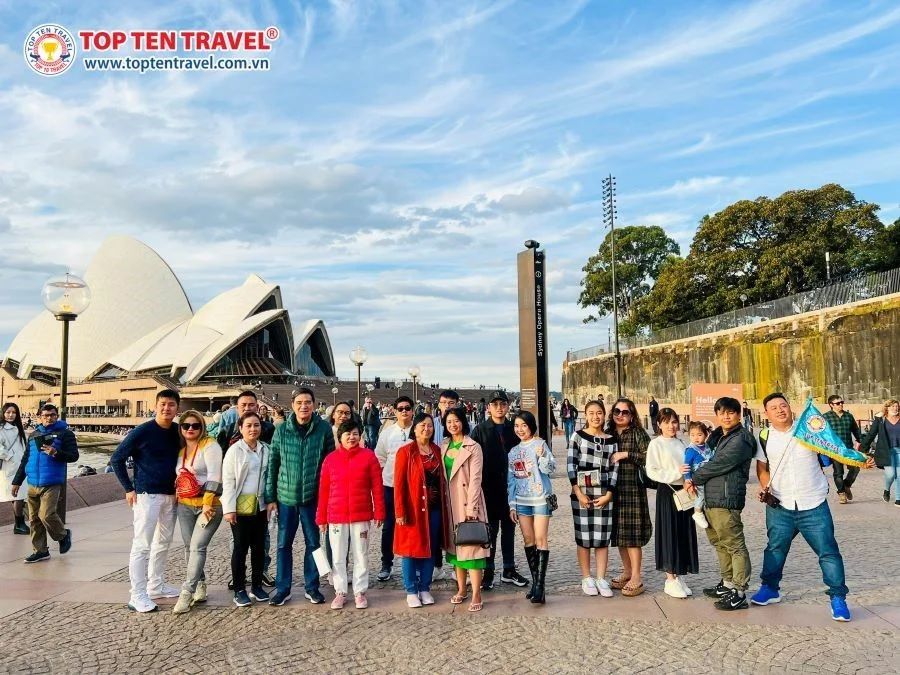 Đoàn khách nhà Top Ten Travel tham quan khám phá nước Úc